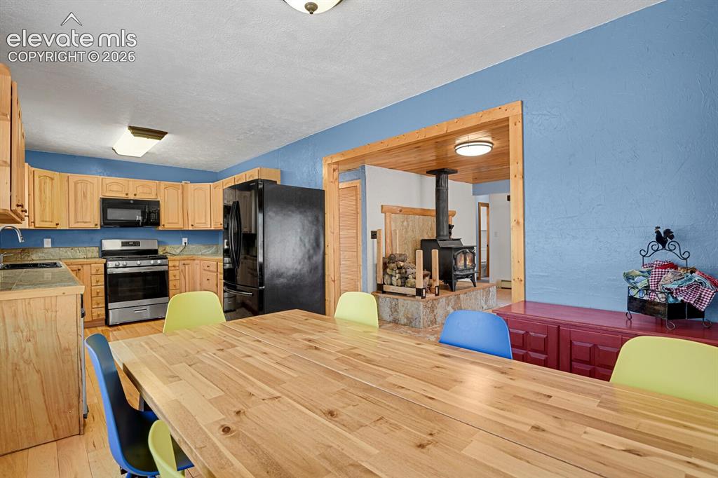 Image 15 of 46: Kitchen