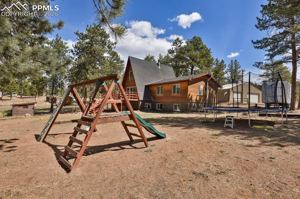 Image 30 of 46: Yard