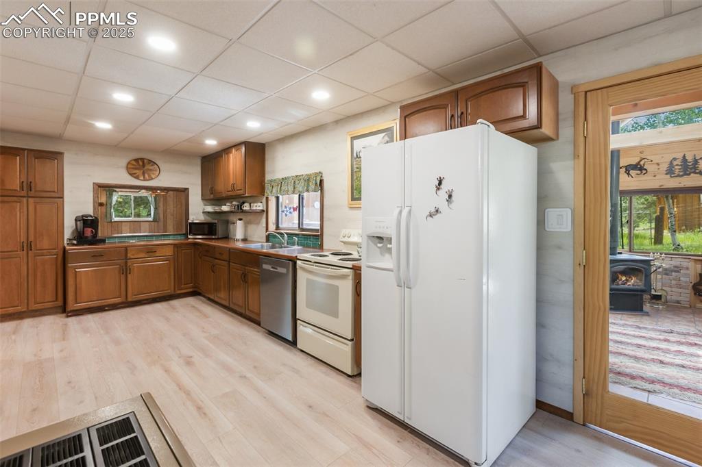 Image 10 of 38: Kitchen