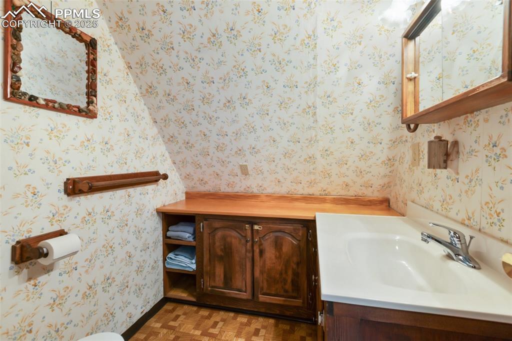 Image 19 of 38: 1/2 Bath 