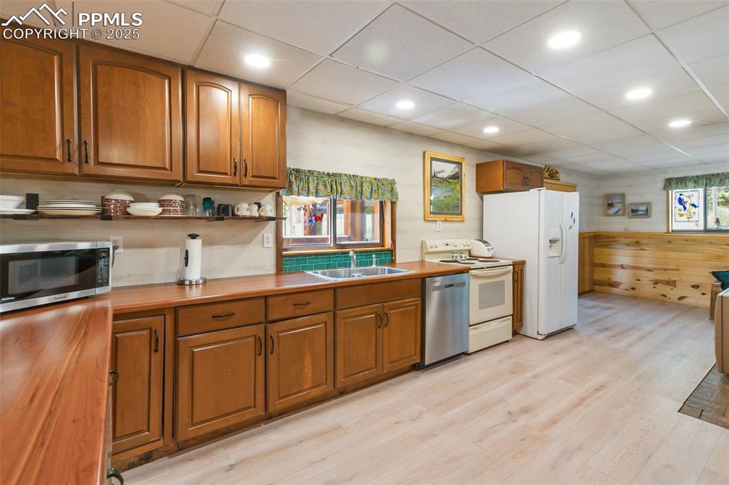 Image 9 of 38: Kitchen