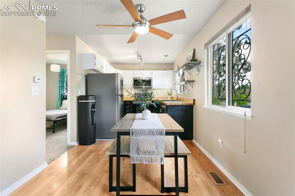 Image 12 of 39: Dining Area