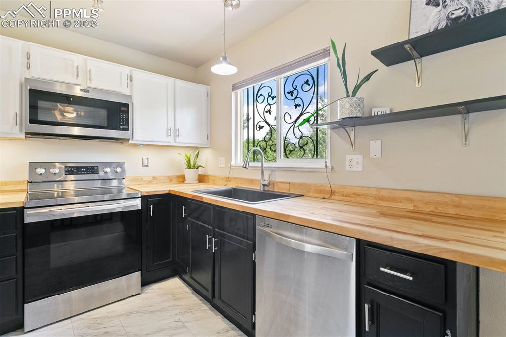 Image 13 of 39: Kitchen