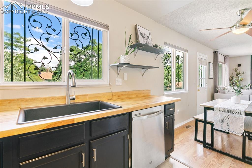 Image 14 of 39: Kitchen