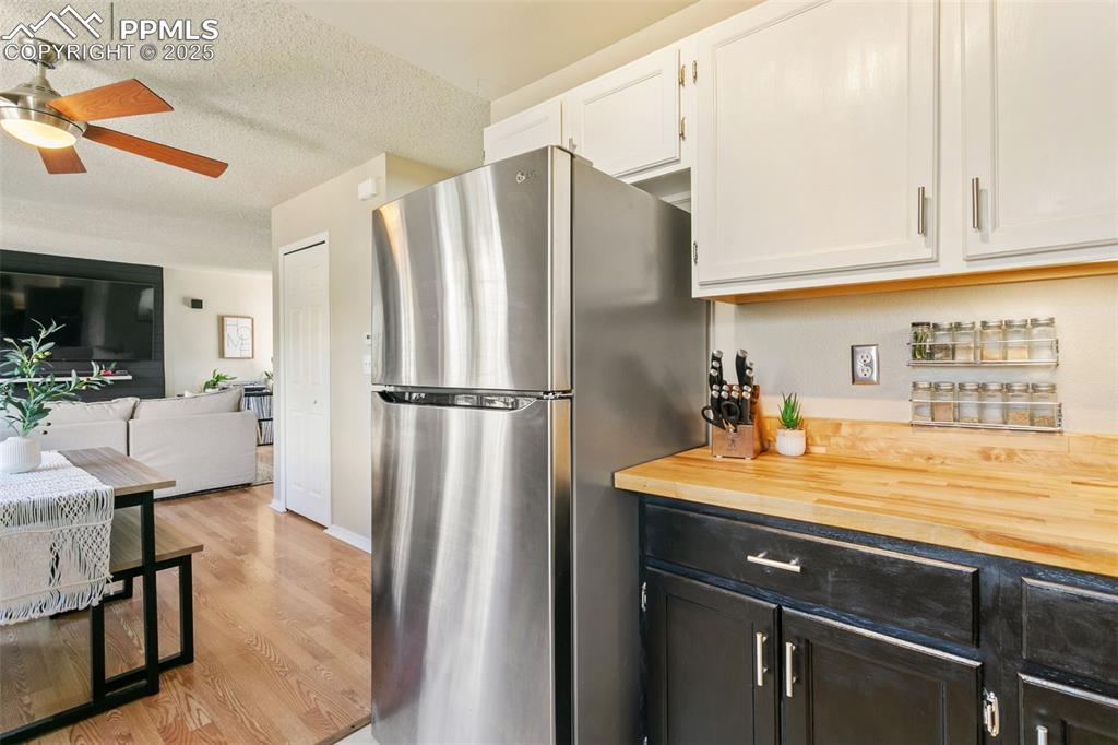 Image 15 of 39: Kitchen