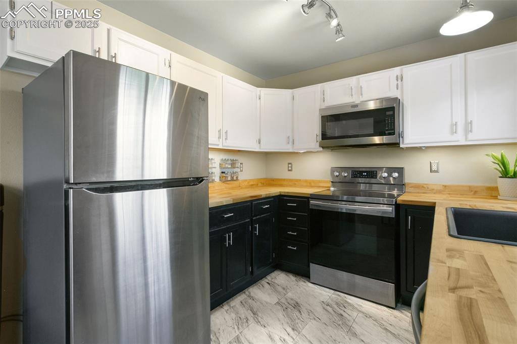 Image 16 of 39: Kitchen