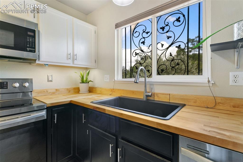 Image 17 of 39: Kitchen