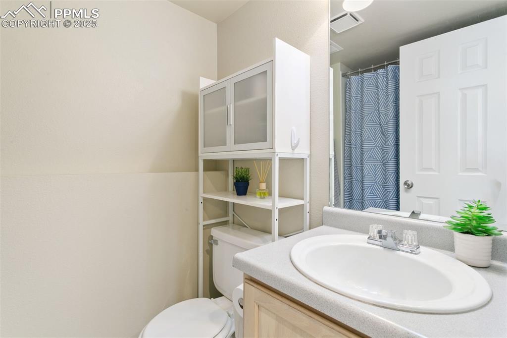 Image 22 of 39: Bathroom