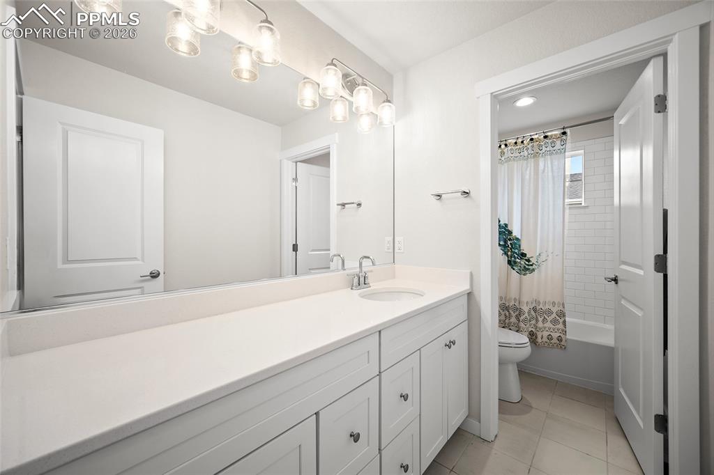 Image 16 of 27: Bathroom