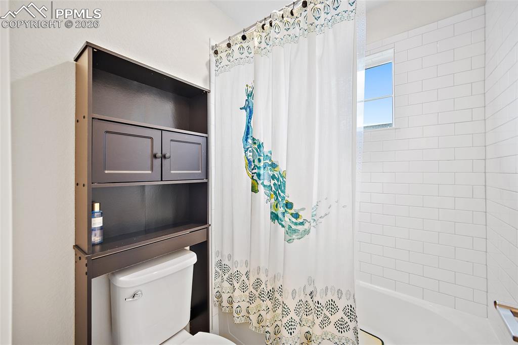 Image 17 of 27: Bathroom