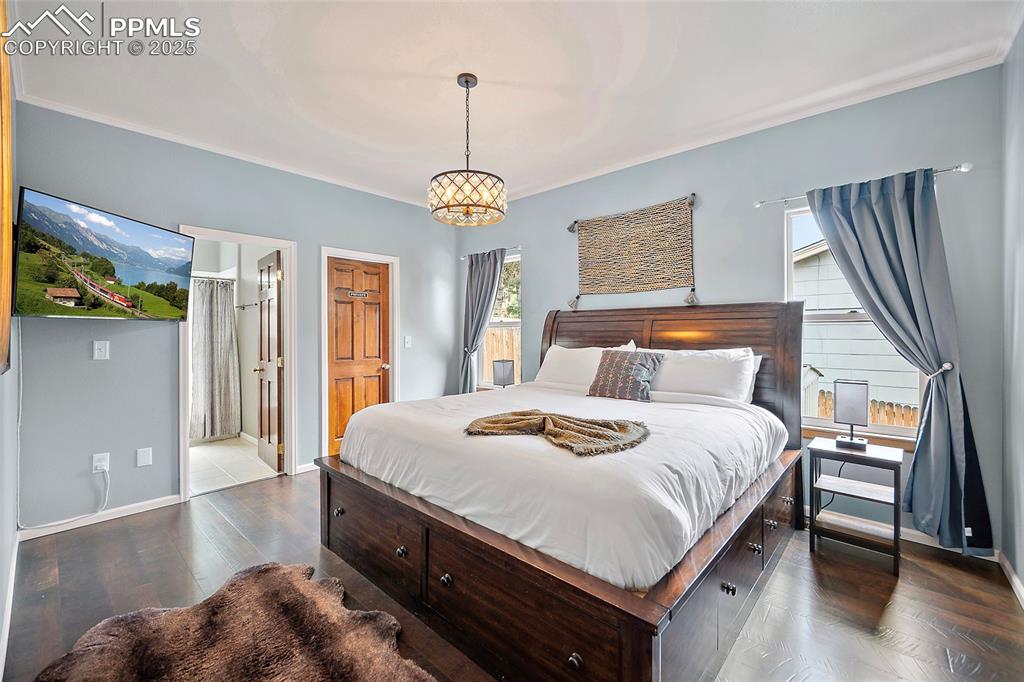 Image 14 of 50: Bedroom