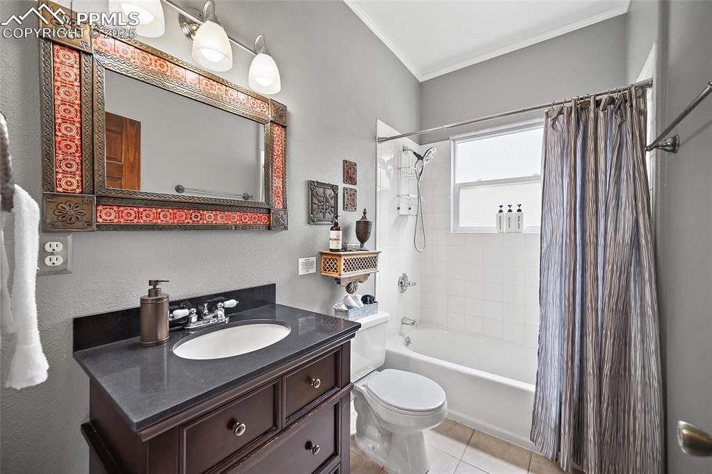 Image 15 of 50: Bathroom