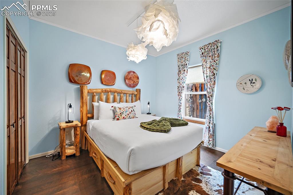 Image 16 of 50: Bedroom