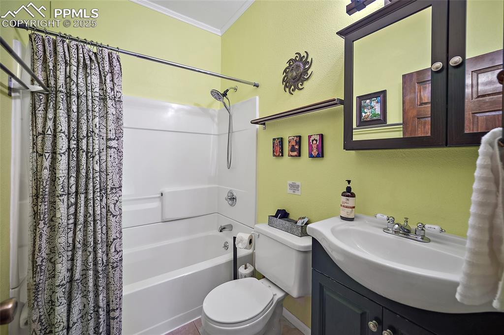 Image 18 of 50: Bathroom