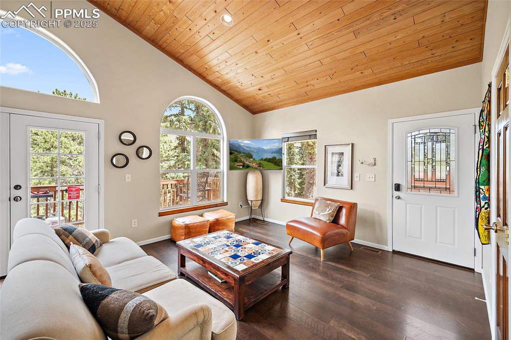 Image 2 of 50: Living Room