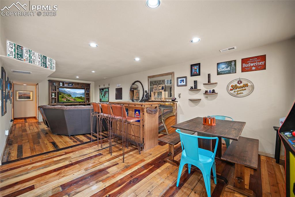 Image 20 of 50: Dining Area