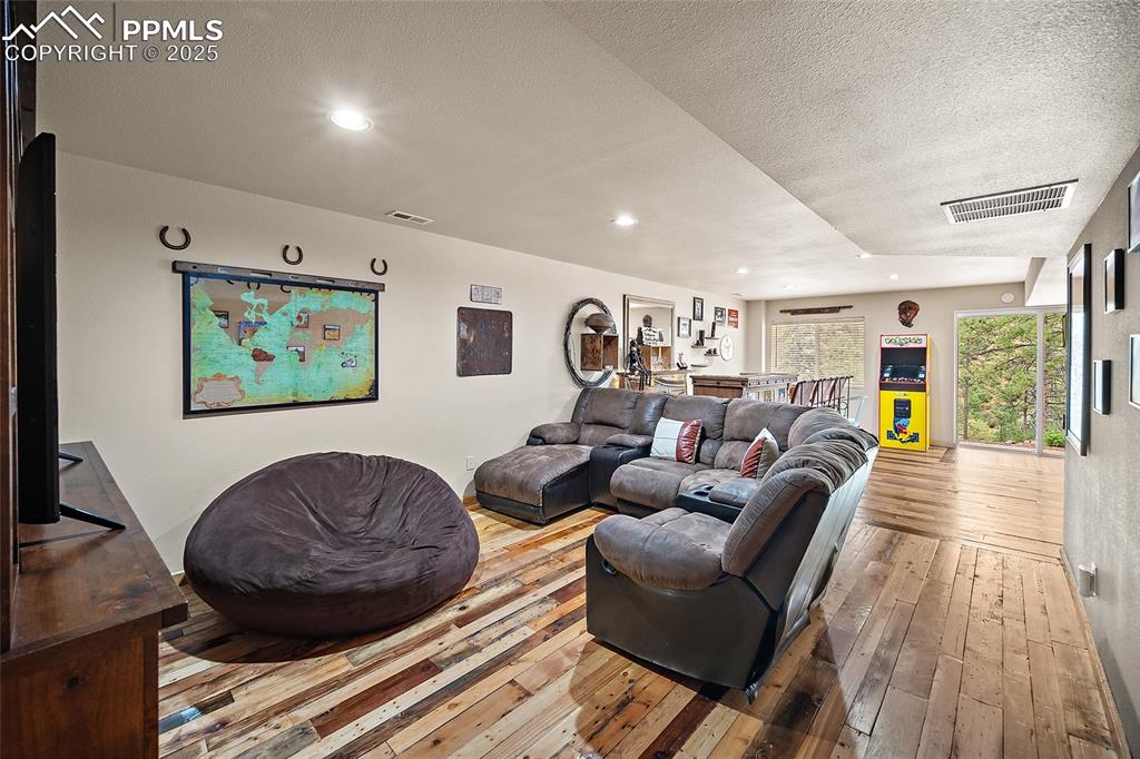 Image 23 of 50: Living Room