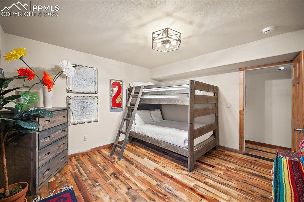 Image 26 of 50: Bedroom