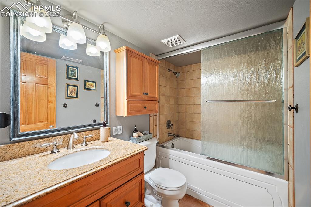 Image 27 of 50: Bathroom