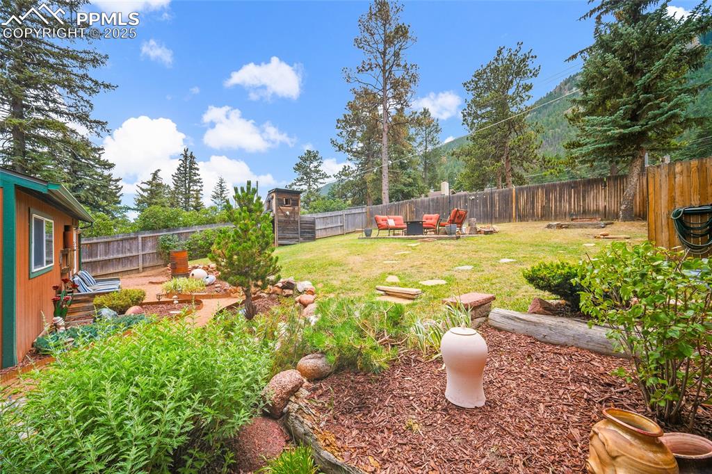 Image 30 of 50: Yard