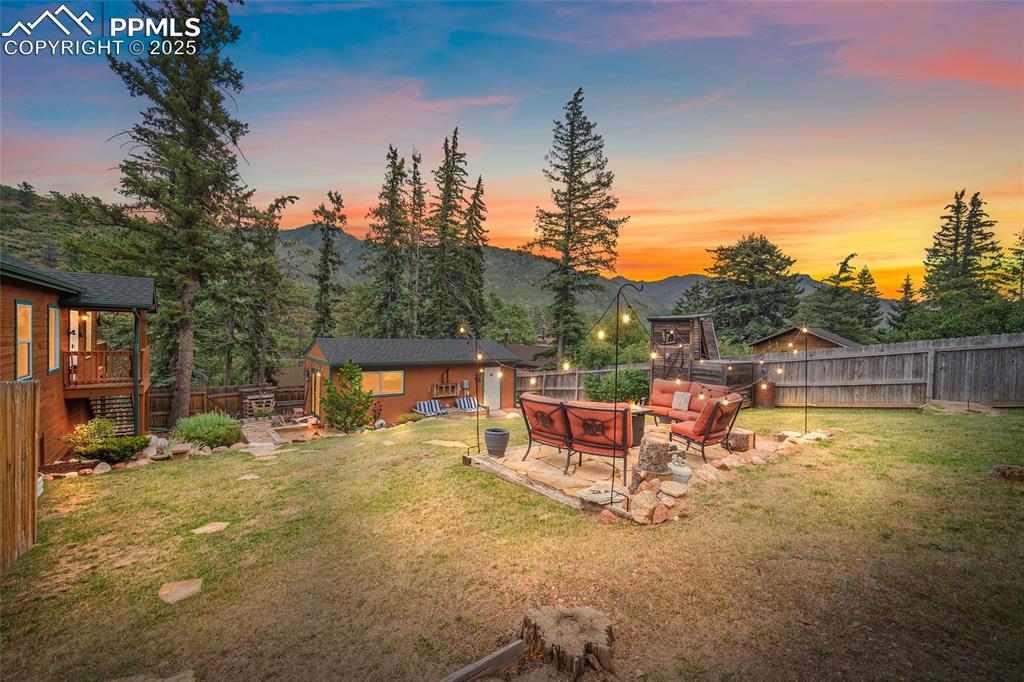 Image 32 of 50: Yard