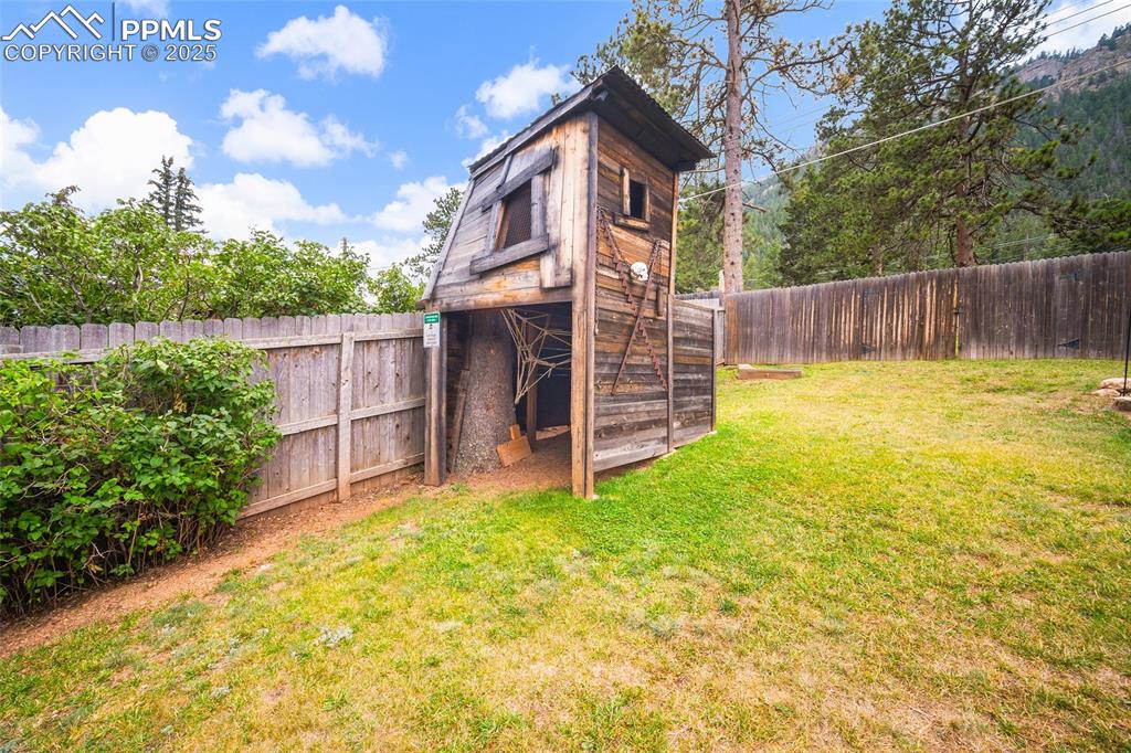 Image 33 of 50: Yard