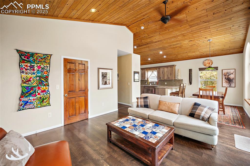 Image 4 of 50: Living Room