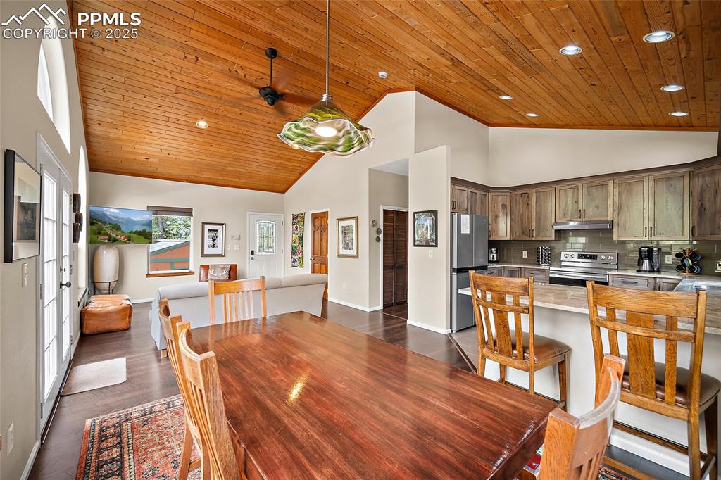 Image 6 of 50: Dining Area