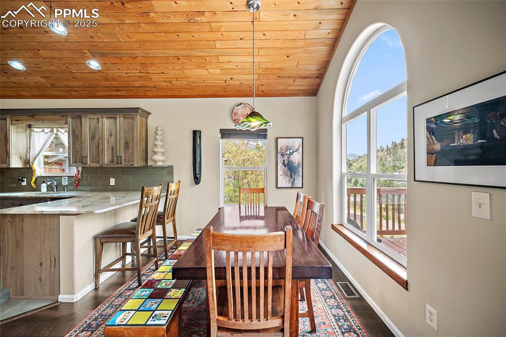 Image 7 of 50: Dining Area