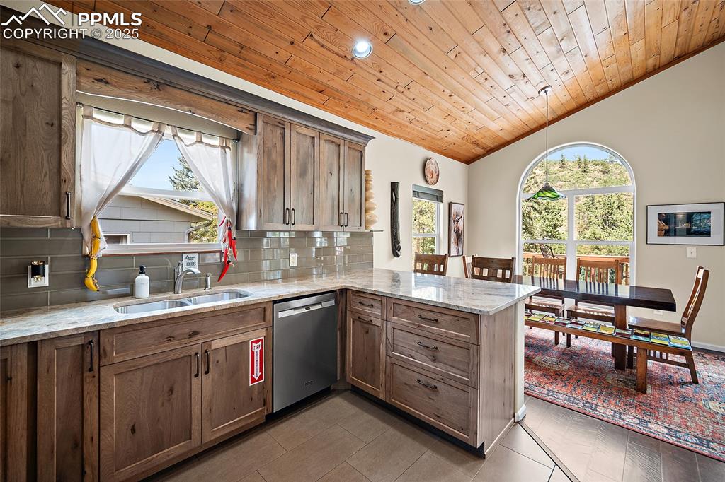 Image 8 of 50: Kitchen