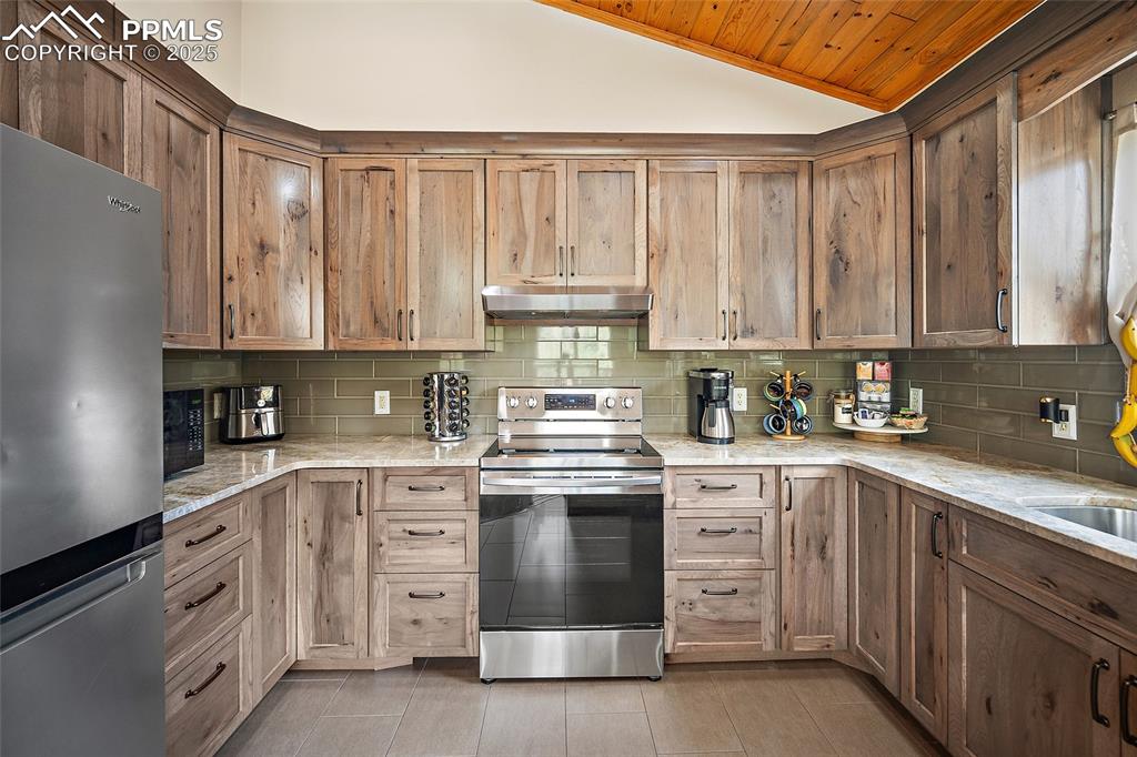 Image 9 of 50: Kitchen