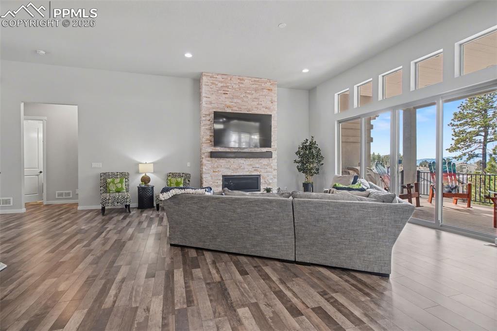 Image 16 of 49: Living Room