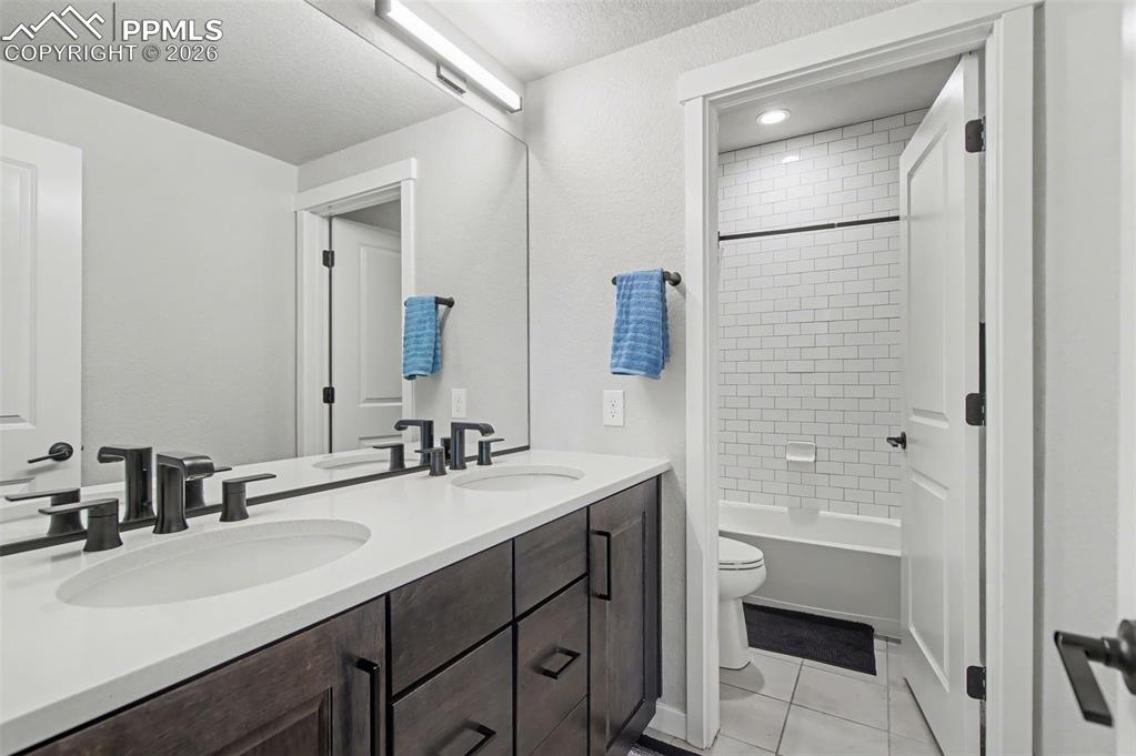 Image 36 of 49: Bathroom