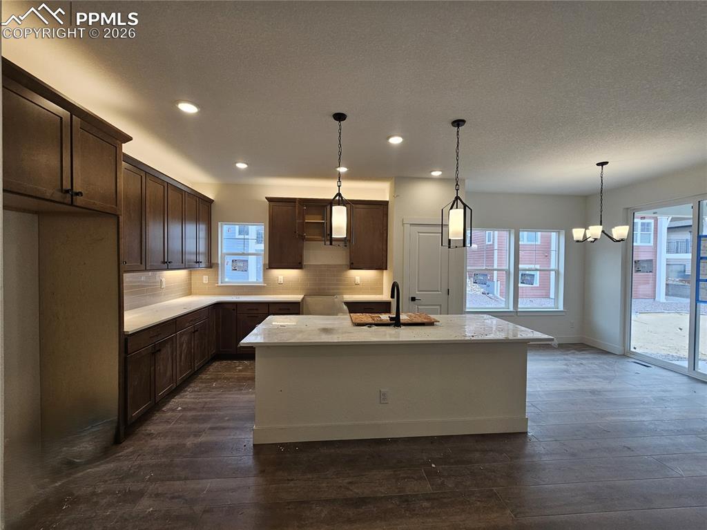 Image 2 of 7: Kitchen
