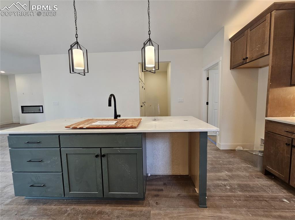 Image 3 of 7: Kitchen