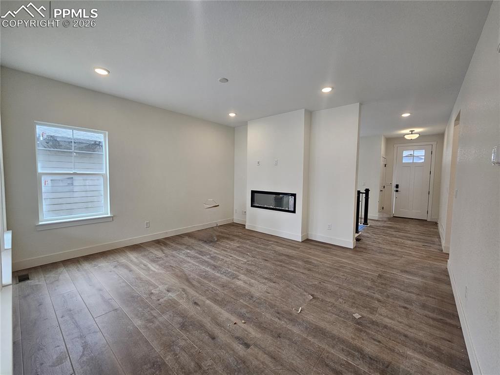 Image 4 of 7: Living Room