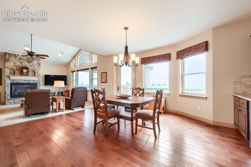 Image 10 of 49: Dining Area