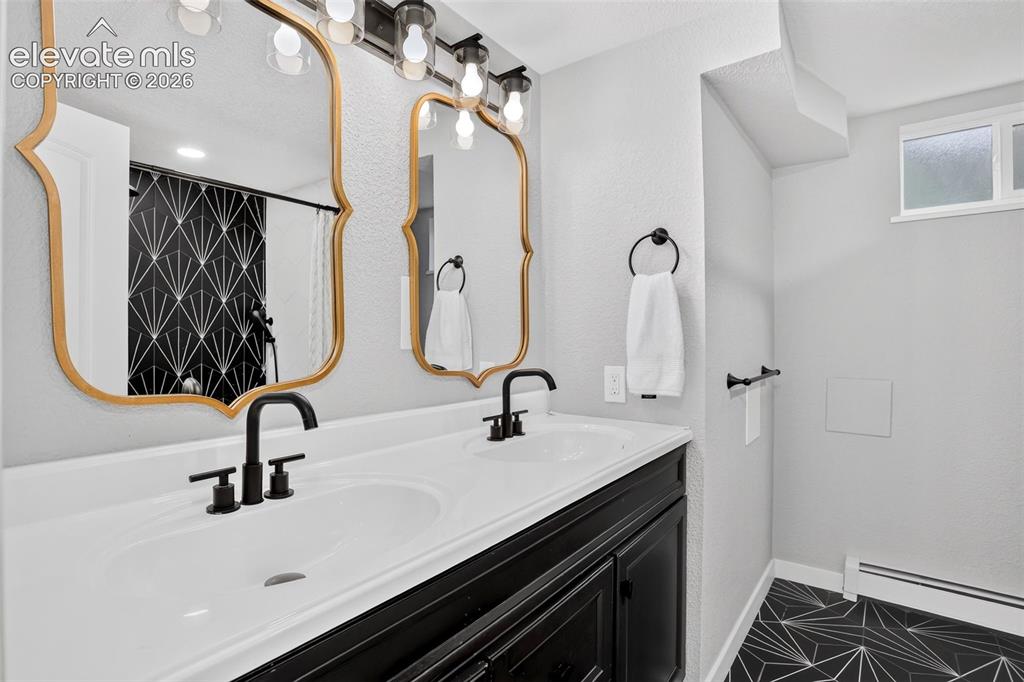 Image 18 of 30: Bathroom