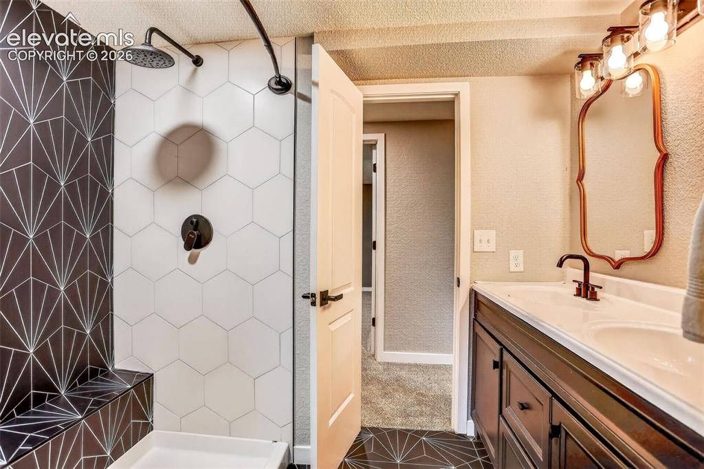 Image 19 of 30: Bathroom