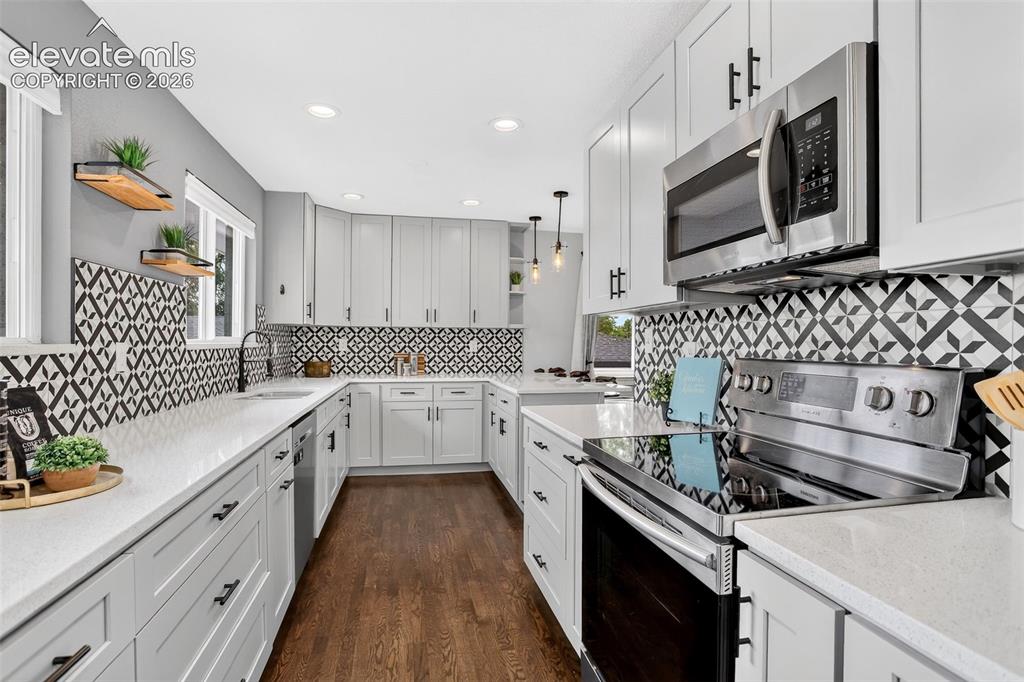 Image 7 of 30: Kitchen