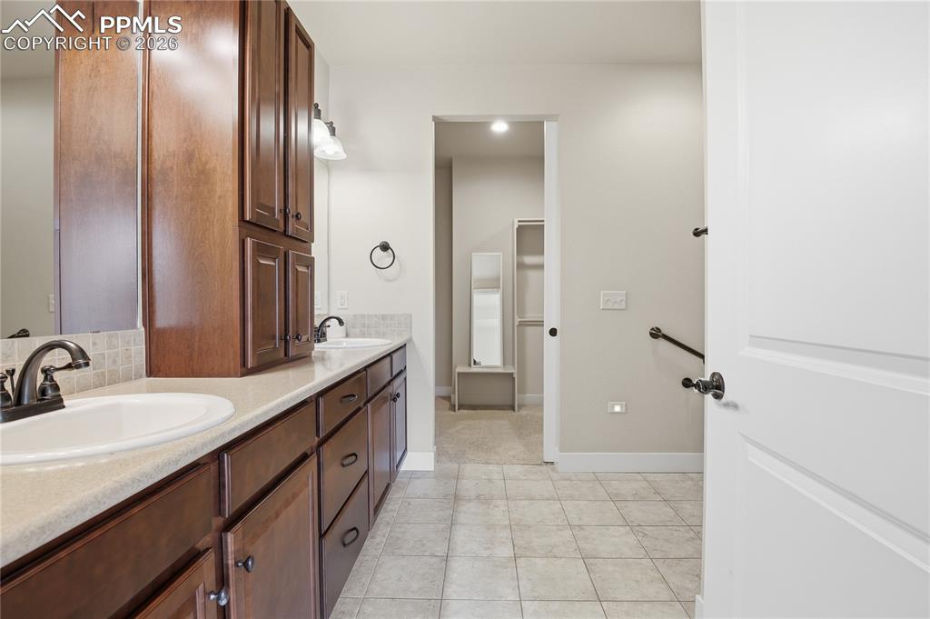 Image 10 of 24: Bathroom