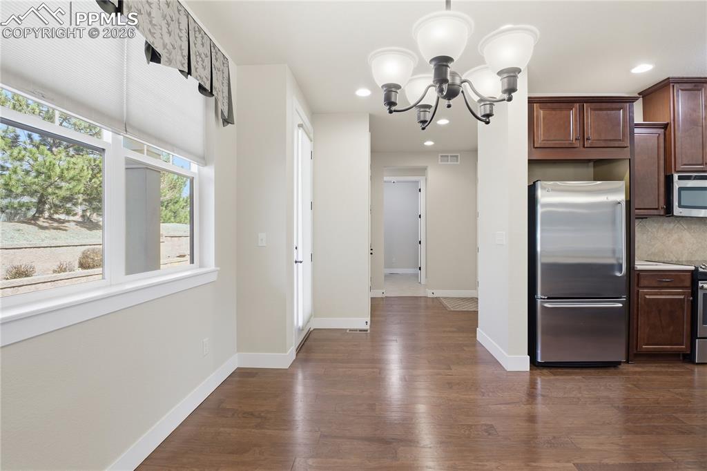 Image 15 of 24: Kitchen