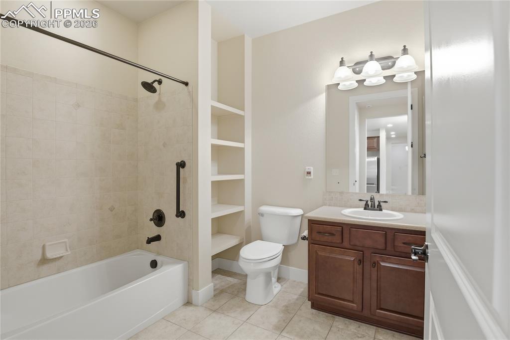 Image 22 of 24: Bathroom