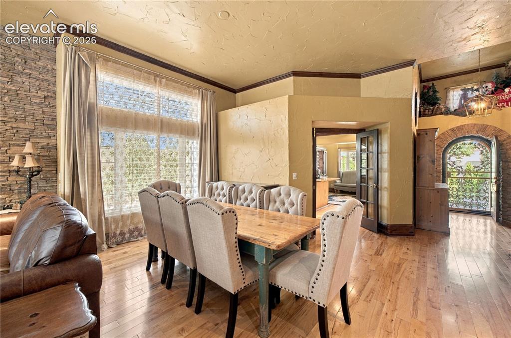Image 10 of 31: Dining Area