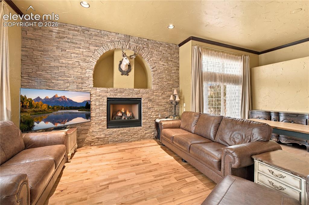 Image 13 of 31: Living Room