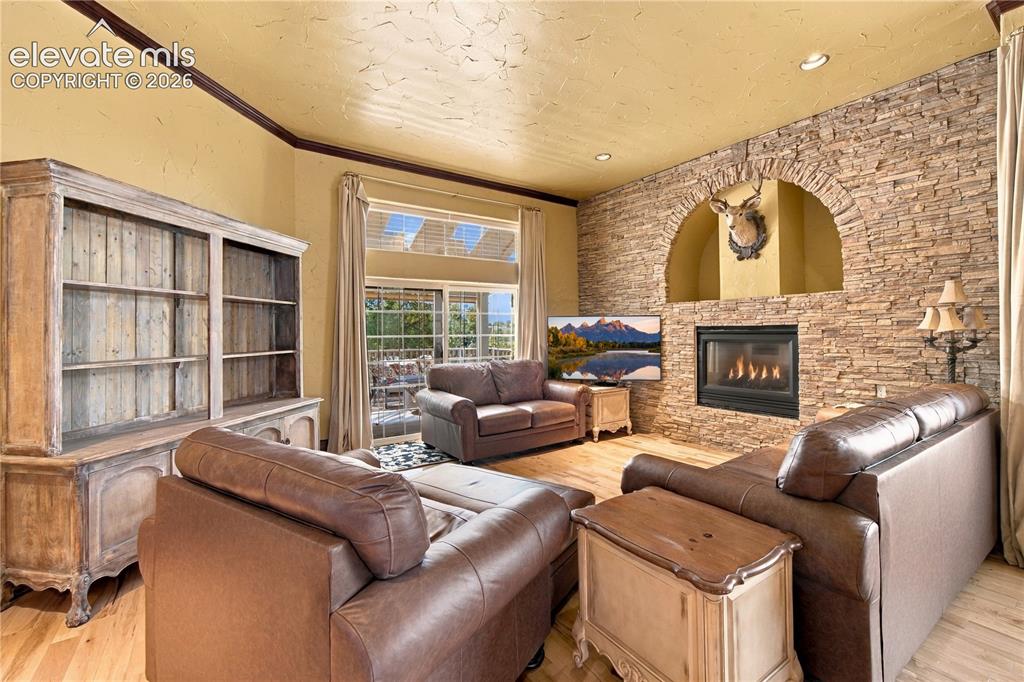 Image 14 of 31: Living Room