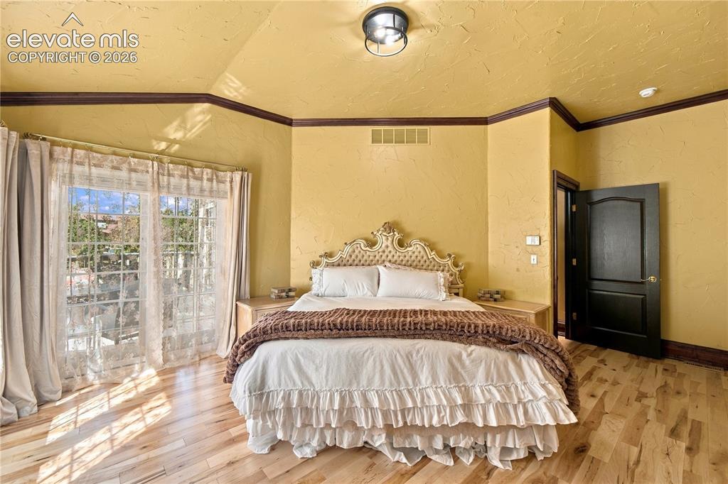 Image 16 of 31: Bedroom