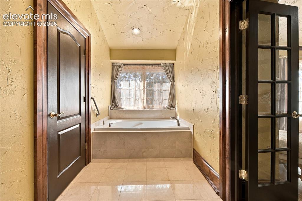 Image 18 of 31: Bathroom