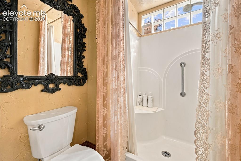Image 19 of 31: Bathroom