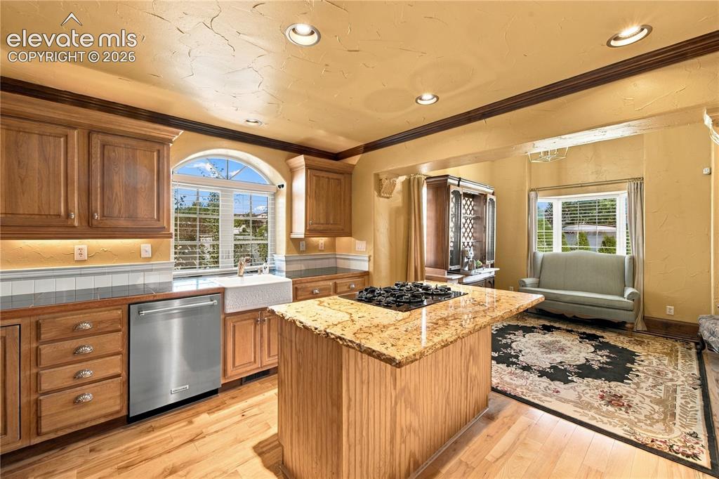 Image 5 of 31: Kitchen